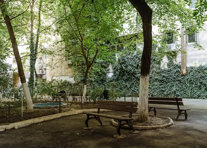 Old Town Historic Apartment With Backyard Mini Park