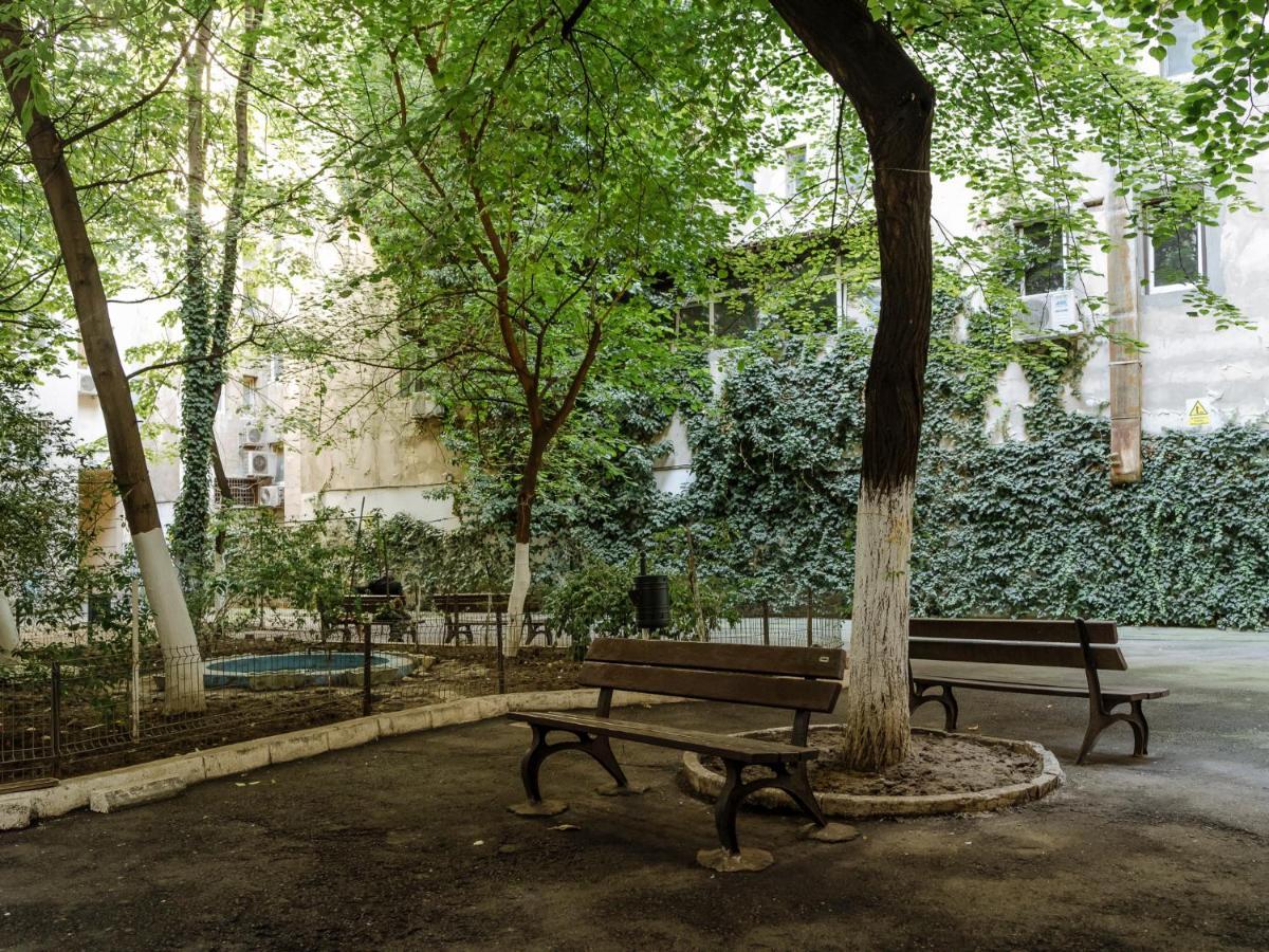 Old Town Historic With Backyard Mini Park Appartement Bucarest